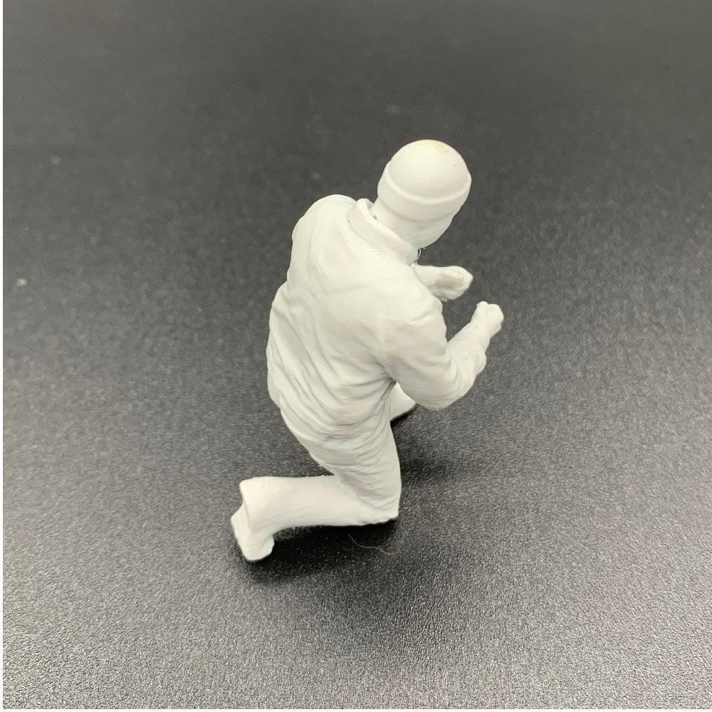 Kneeling Deckhand Crew Figure - Model Realm